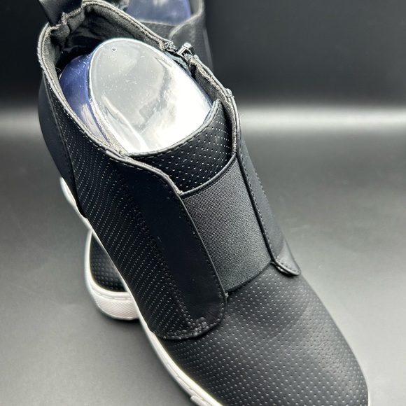 Athletic Black Sneakers EUC Size 8 1/2 - Picture 8 of 10